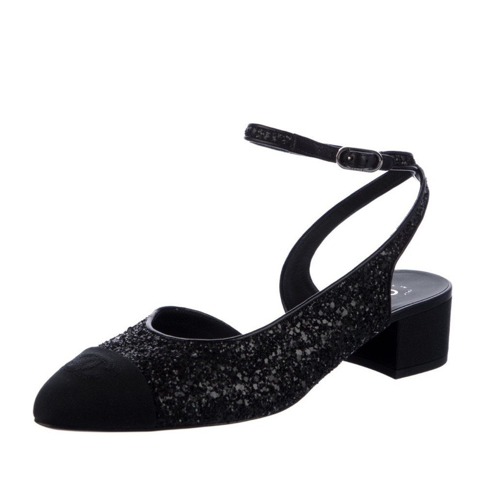 CHANEL CC logo pumps.